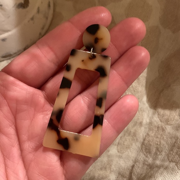 Retro Tortoise Earrings - Picture 3 of 3
